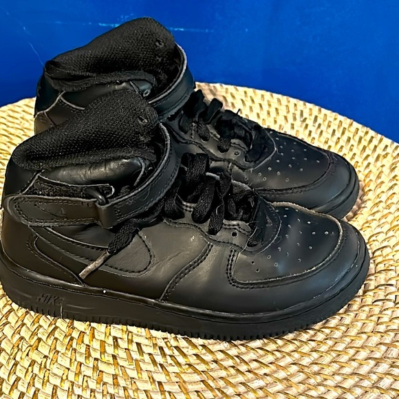 Boys NIKE AIR FORCE 1 Mid Triple Black Sneaker 314195-004 Size 13 - Picture 5 of 6